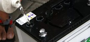 Как определить уровень электролита в аккумуляторе автомобиля